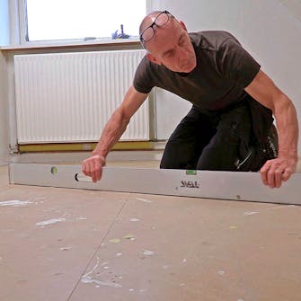 Tarkista alustan tasaisuus Tarkista alustan tasaisuus